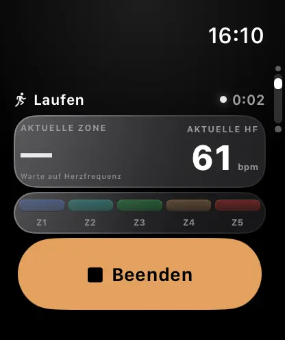 Apple-Watch-Ansicht während eines Laufs mit laufenden Live-Werten.